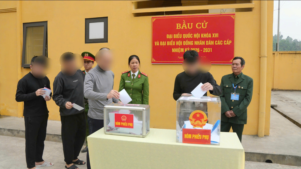 C&aacute;c c&ocirc;ng d&acirc;n đang bị tạm giam, tạm giữ tham gia bầu cử. Ảnh: BCB