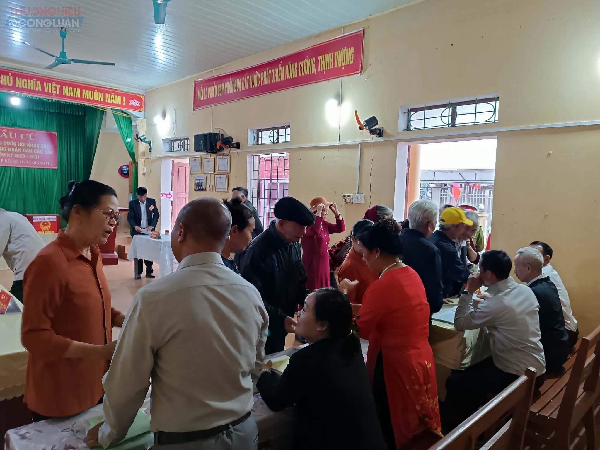 Lực lượng chức năng, tổ bầu cử v&agrave; c&aacute;c đo&agrave;n thể địa phương t&uacute;c trực để hướng dẫn cử tri thực hiện c&aacute;c bước bỏ phiếu theo đ&uacute;ng quy định.