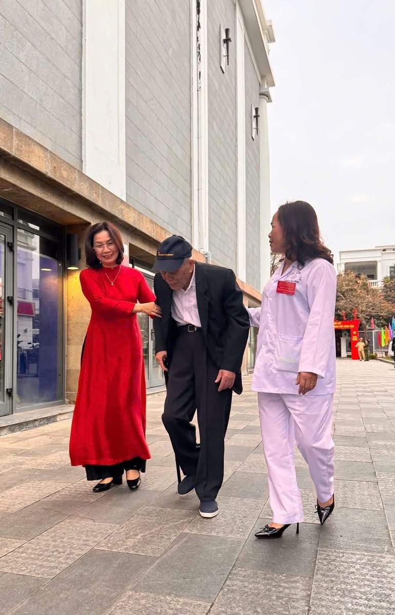 Cụ Nguyễn Quang Hưởng, 100 tuổi, tr&uacute; qu&aacute;n tại TDP Số 1 KĐT Vinhome Imperia Hải Ph&ograve;ng, phường Hồng B&agrave;ng l&agrave; cử tri lớn tuổi tham gia khai mạc bầu cử tại đơn vị bầu cử số 5.