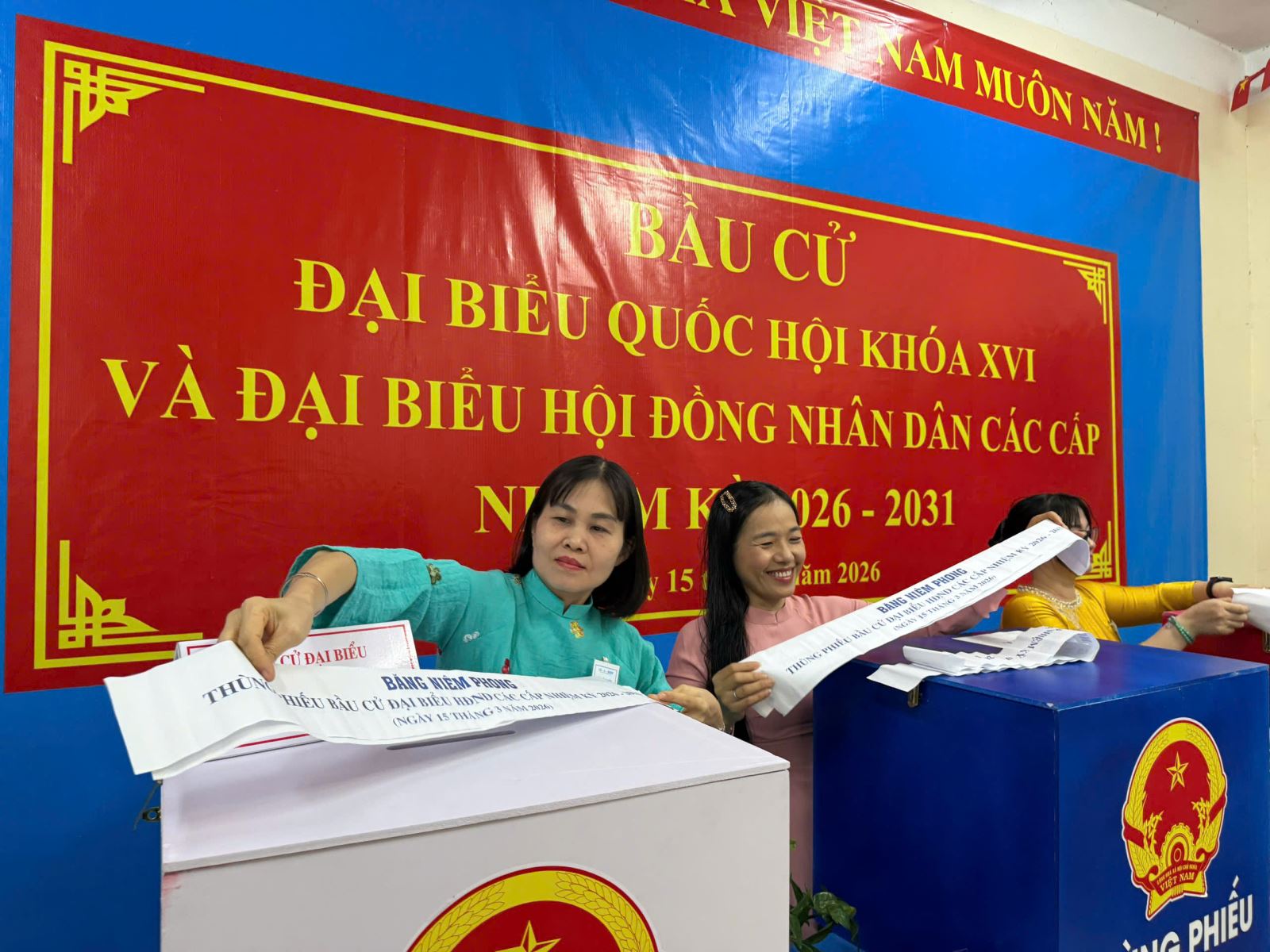 Sau đ&oacute;, c&aacute;c điểm bỏ phiếu thực hiện ni&ecirc;m phong th&ugrave;ng phiếu để cử tri chuẩn bị bỏ phiếu