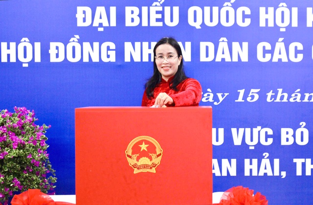 Ph&oacute; Chủ tịch UBND TP. Đ&agrave; Nẵng Nguyễn Thị Anh Thi bỏ phiếu tại khu vực bỏ phiếu số 22.