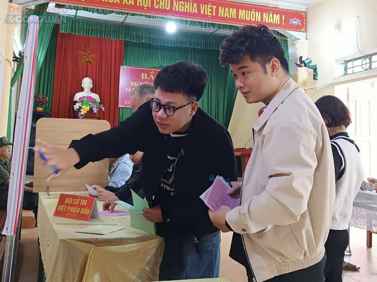 Trong khi đó, anh Tuấn Anh, một cử tri trẻ trên địa bàn, bày tỏ: “Tôi đã tìm hiểu thông tin về các ứng cử viên trước ngày bầu cử. Hôm nay đến điểm bỏ phiếu, tôi cảm nhận rõ không khí trang nghiêm và sự quan tâm của chính quyền địa phương trong việc tổ chức ngày bầu cử.” Trong khi đó, anh Tuấn Anh, một cử tri trẻ trên địa bàn, bày tỏ: “Tôi đã tìm hiểu thông tin về các ứng cử viên trước ngày bầu cử. Hôm nay đến điểm bỏ phiếu, tôi cảm nhận rõ không khí trang nghiêm và sự quan tâm của chính quyền địa phương trong việc tổ chức ngày bầu cử.”