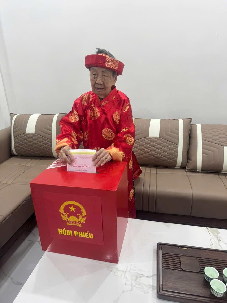 Cử tri 100 tuổi của phường An Bi&ecirc;n tham gia bỏ phiếu.