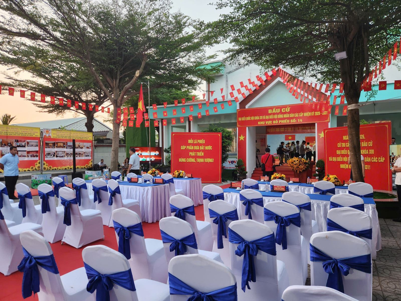 Từ 6 giờ s&aacute;ng, tại x&atilde; H&oacute;c M&ocirc;n, c&ocirc;ng t&aacute;c đ&oacute;n cử tri đến điểm bỏ phiếu đ&atilde; sẵn s&agrave;ng. Đ&acirc;y l&agrave; điểm bỏ phiếu của 2.000 cử tri