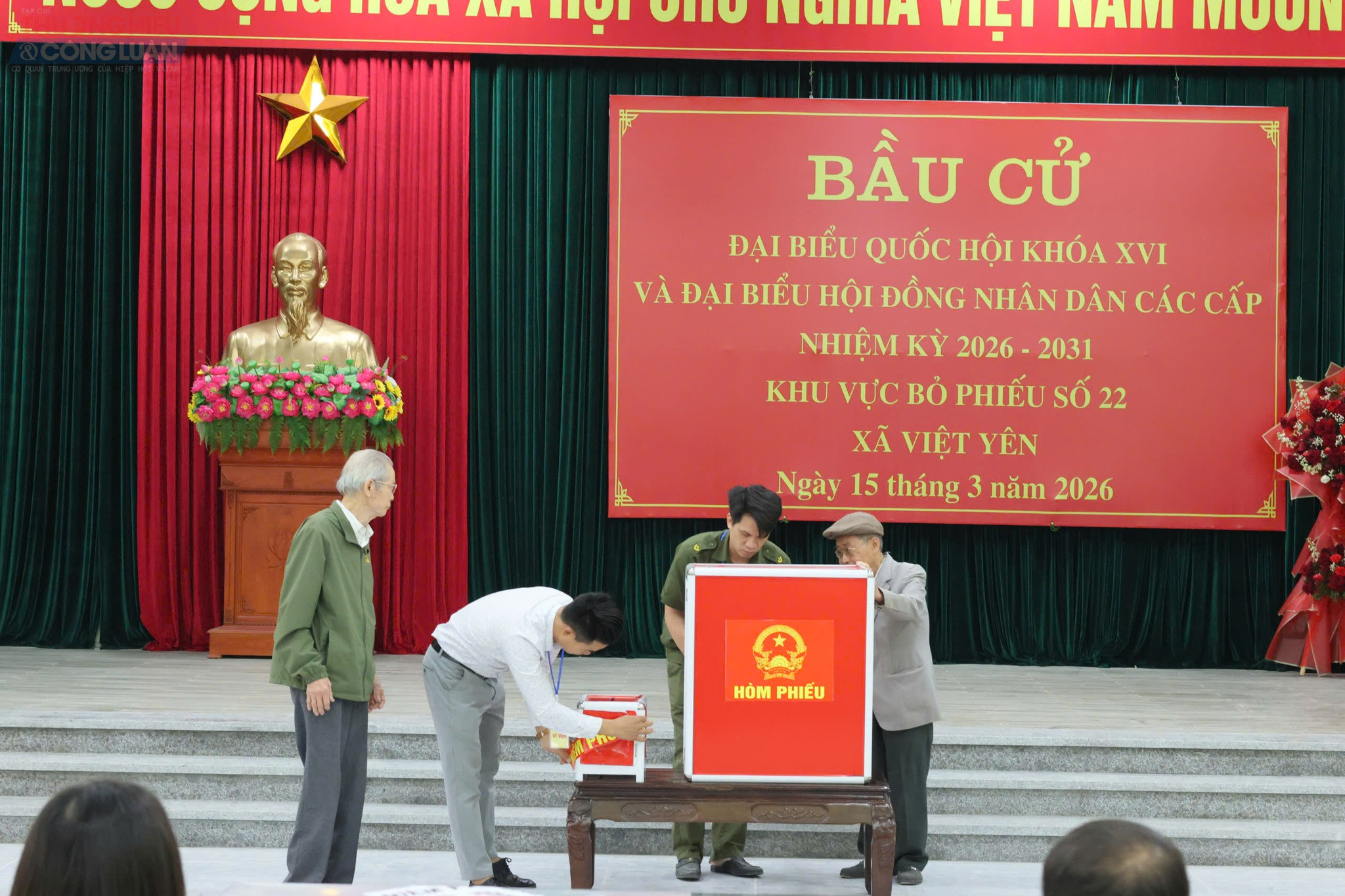 Lễ khai mạc được tổ chức trang trọng với đầy đủ nghi thức theo quy định. Tổ bầu cử quán triệt nội quy, phổ biến quy trình bỏ phiếu; tiến hành kiểm tra, niêm phong hòm phiếu trước sự chứng kiến của cử tri, đảm bảo công khai, minh bạch. Lễ khai mạc được tổ chức trang trọng với đầy đủ nghi thức theo quy định. Tổ bầu cử quán triệt nội quy, phổ biến quy trình bỏ phiếu; tiến hành kiểm tra, niêm phong hòm phiếu trước sự chứng kiến của cử tri, đảm bảo công khai, minh bạch.