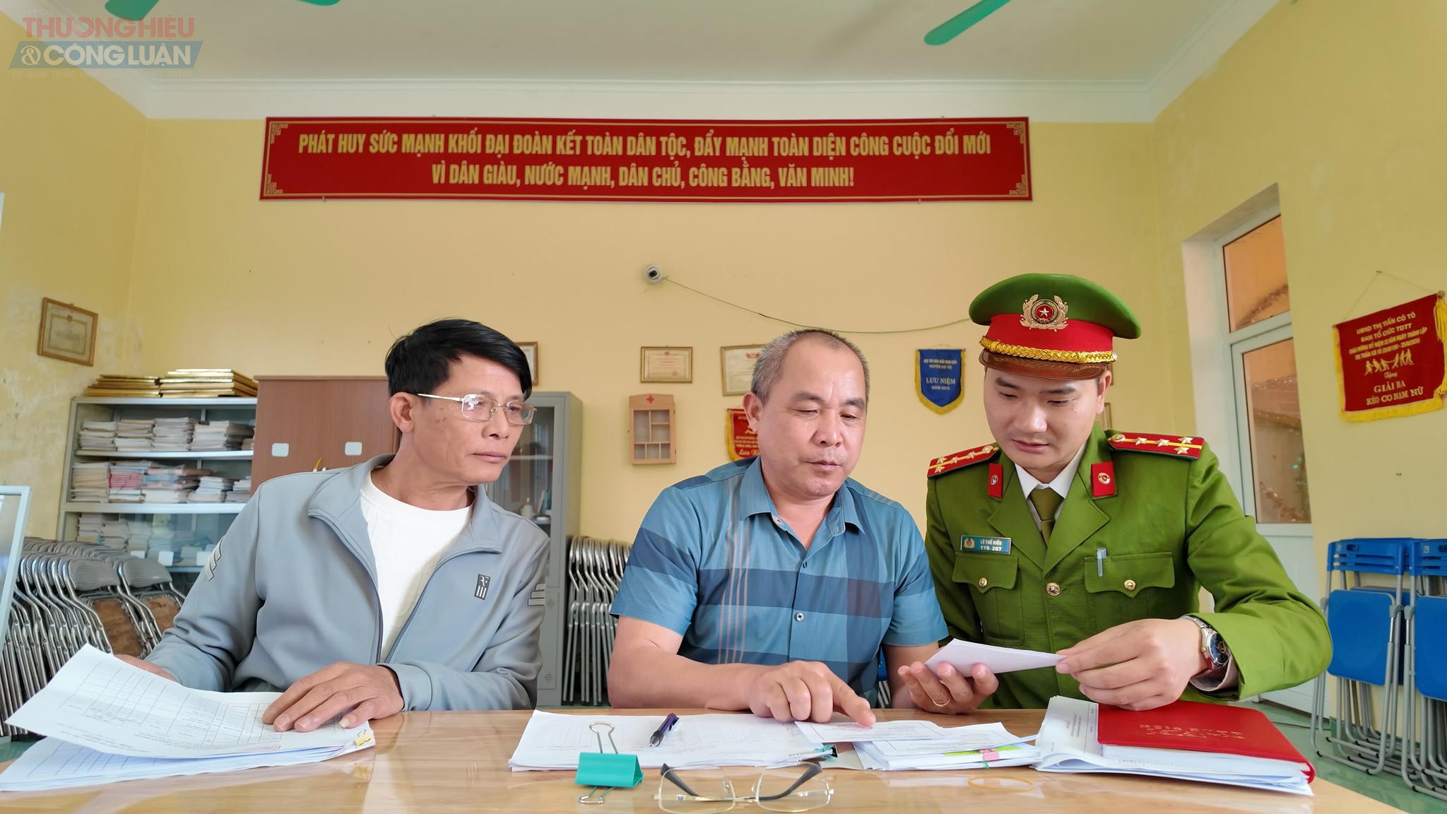 Đặc biệt, tại các điểm bỏ phiếu trên địa bàn, nhiều cử tri cao tuổi, người có hoàn cảnh khó khăn được lực lượng chức năng hỗ trợ di chuyển và hướng dẫn tận tình. Sự quan tâm, hỗ trợ kịp thời giúp mọi cử tri đều có điều kiện thực hiện đầy đủ quyền công dân của mình trong ngày hội lớn của toàn dân. Đặc biệt, tại các điểm bỏ phiếu trên địa bàn, nhiều cử tri cao tuổi, người có hoàn cảnh khó khăn được lực lượng chức năng hỗ trợ di chuyển và hướng dẫn tận tình. Sự quan tâm, hỗ trợ kịp thời giúp mọi cử tri đều có điều kiện thực hiện đầy đủ quyền công dân của mình trong ngày hội lớn của toàn dân.