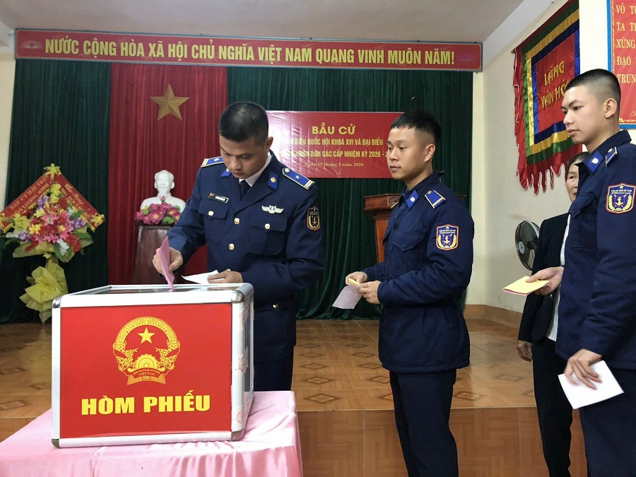 174 c&aacute;n bộ, chiến sĩ Hải đội 102 thực hiện quyền v&agrave; nghĩa vụ c&ocirc;ng d&acirc;n tại điểm bầu cử th&ocirc;n Lương Ninh v&agrave; th&ocirc;n Song Giang, x&atilde; Đan Hải (H&agrave; Tĩnh).