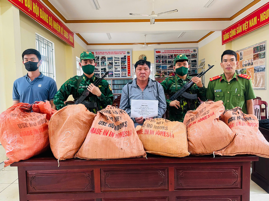 Quảng Ngãi: Bắt quả tang đối tượng vận chuyển trái phép 97 kg thuốc nổ