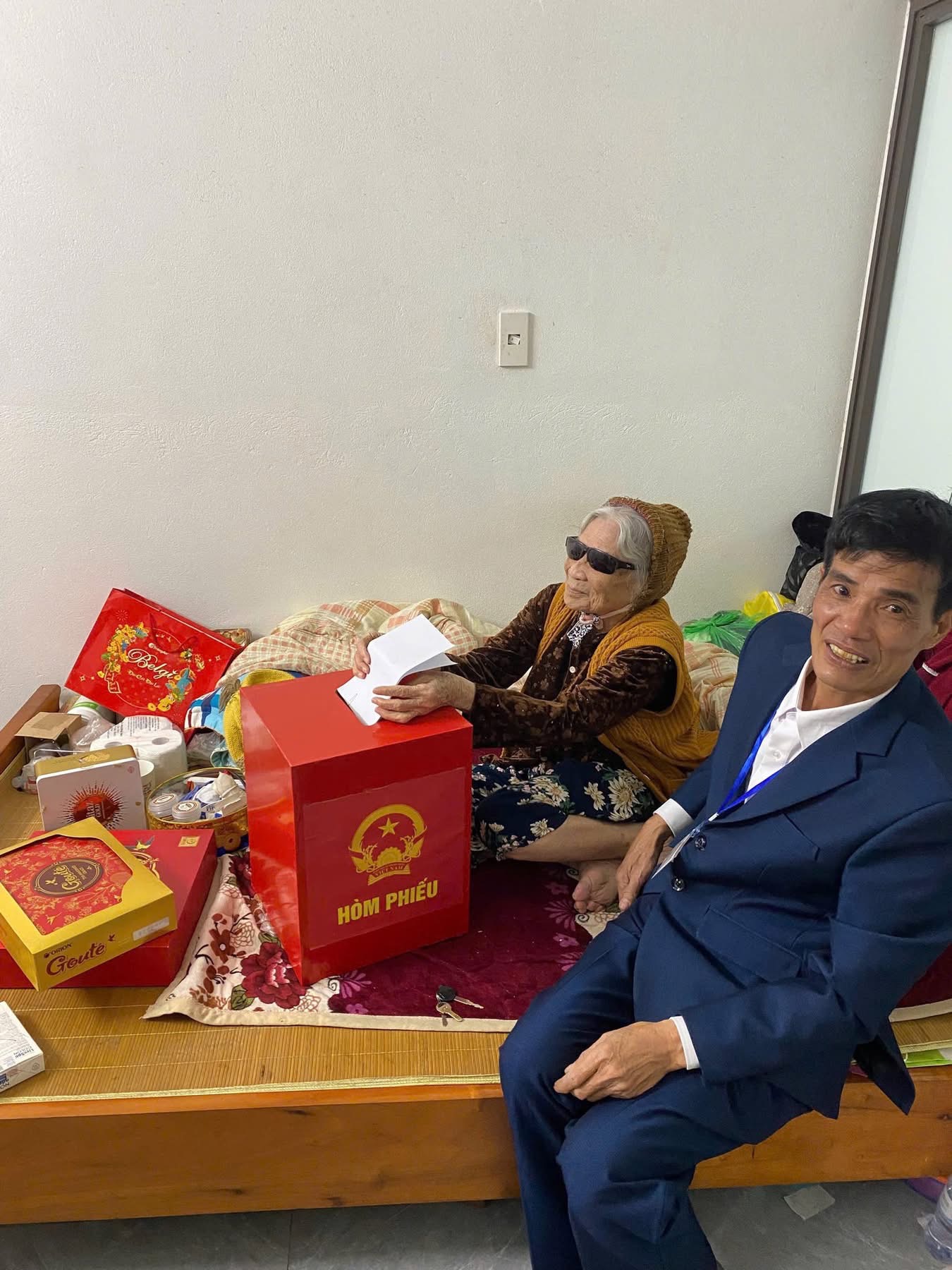 Tổ bầu cử hỗ trợ đưa h&ograve;m phiếu đến hỗ trợ cử tri cao tuổi phường An Bi&ecirc;n bỏ phiếu.