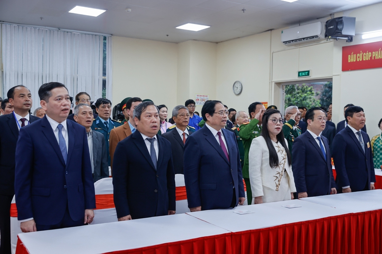 Thủ tướng Chính phủ Phạm Minh Chính và Phu nhân cùng các đại biểu thực hiện nghi lễ chào cờ trước khi bỏ phiếu - Ảnh: VGP/Nhật Bắc Thủ tướng Chính phủ Phạm Minh Chính và Phu nhân cùng các đại biểu thực hiện nghi lễ chào cờ trước khi bỏ phiếu - Ảnh: VGP/Nhật Bắc