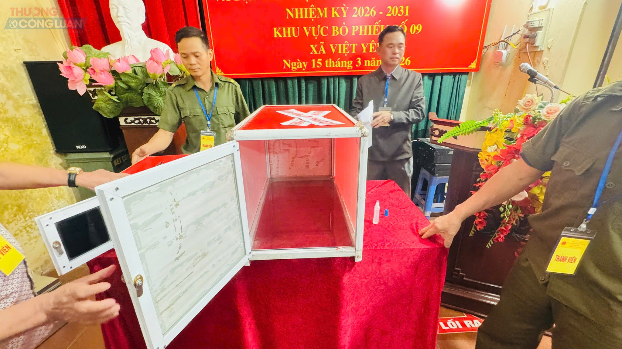 Tại các khu vực bỏ phiếu, danh sách cử tri và danh sách người ứng cử được niêm yết công khai tại vị trí dễ quan sát. Hòm phiếu chính, hòm phiếu phụ và các tài liệu phục vụ bầu cử được chuẩn bị đầy đủ, chu đáo. Khu vực bỏ phiếu bố trí bàn hướng dẫn cử tri, bàn viết phiếu có vách ngăn; nơi đặt hòm phiếu bảo đảm đúng quy định. Các phương án bảo đảm an ninh, trật tự, an toàn giao thông, phòng cháy, chữa cháy, công tác y tế tại các điểm bỏ phiếu được chuẩn bị kỹ lưỡng. Tại các khu vực bỏ phiếu, danh sách cử tri và danh sách người ứng cử được niêm yết công khai tại vị trí dễ quan sát. Hòm phiếu chính, hòm phiếu phụ và các tài liệu phục vụ bầu cử được chuẩn bị đầy đủ, chu đáo. Khu vực bỏ phiếu bố trí bàn hướng dẫn cử tri, bàn viết phiếu có vách ngăn; nơi đặt hòm phiếu bảo đảm đúng quy định. Các phương án bảo đảm an ninh, trật tự, an toàn giao thông, phòng cháy, chữa cháy, công tác y tế tại các điểm bỏ phiếu được chuẩn bị kỹ lưỡng.