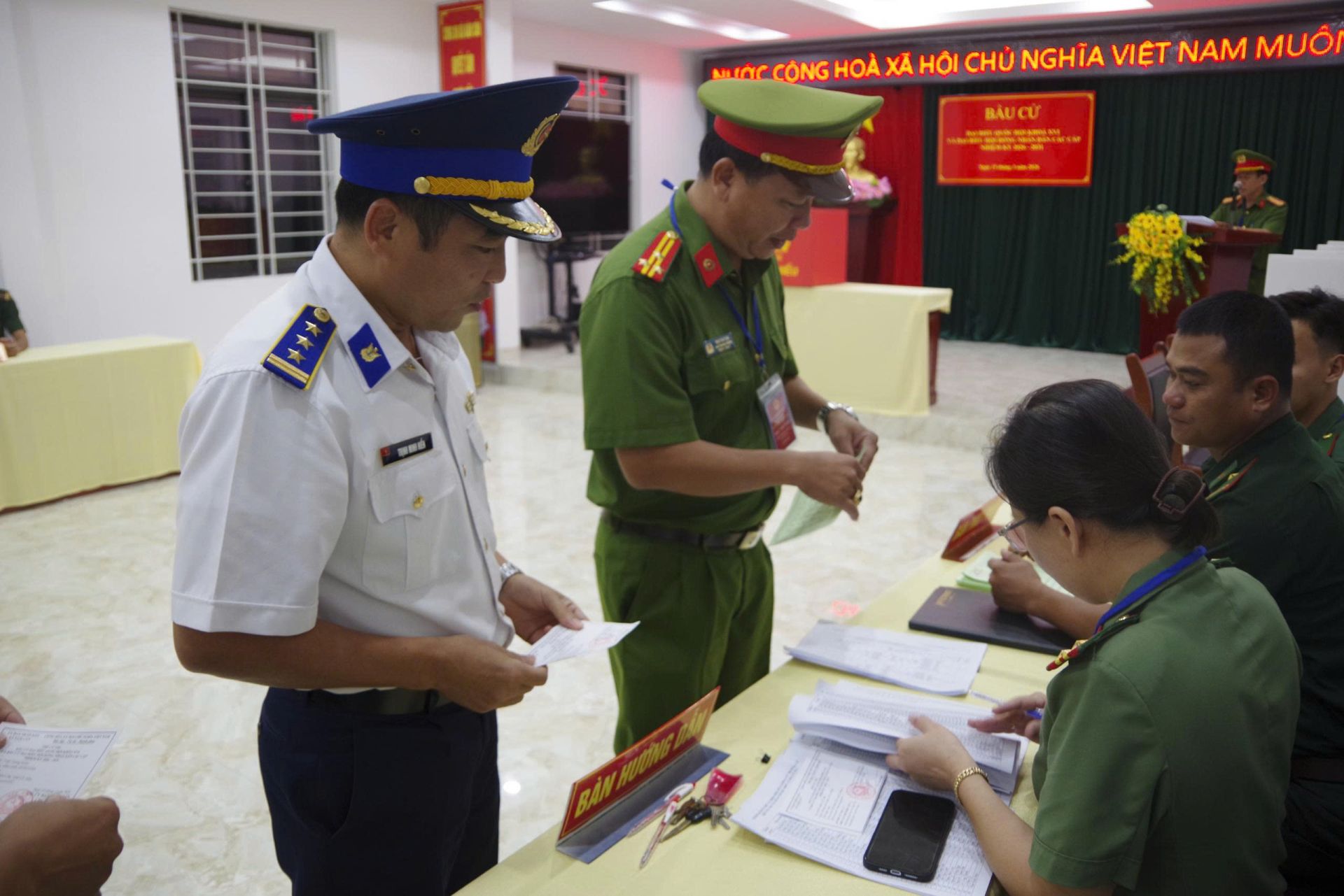 C&aacute;c cử tri tiến h&agrave;nh nhận phiếu bầu cử