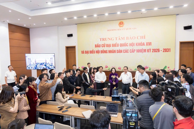 Chủ tịch Quốc hội, Chủ tịch Hội đồng bầu cử quốc gia Trần Thanh Mẫn trao đổi với c&aacute;c ph&oacute;ng vi&ecirc;n, bi&ecirc;n tập vi&ecirc;n tại Trung t&acirc;m b&aacute;o ch&iacute; bầu cử. Ảnh: VGP/Đ&igrave;nh Hải