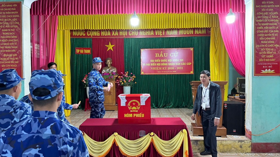 C&aacute;n bộ, chiến sĩ T&agrave;u CSB 1011 v&agrave; 1014 (Hải đội 102) đang l&agrave;m nhiệm vụ tr&ecirc;n v&ugrave;ng biển Vũng &Aacute;ng tham gia bỏ phiếu tại điểm bầu cử phường S&ocirc;ng Tr&iacute; (H&agrave; Tĩnh).