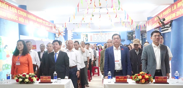 Ủy vi&ecirc;n thường vụ - Ph&oacute; Chủ tịch Thường trực HĐND TP. Đ&agrave; Nẵng Trần Phước Sơn v&agrave; Trưởng ban Nội ch&iacute;nh Th&agrave;nh &uacute;yPh&oacute; Chủ tịch Thường trực HĐND th&agrave;nh dự khai mạc tại khu vực bỏ phiếu số 2