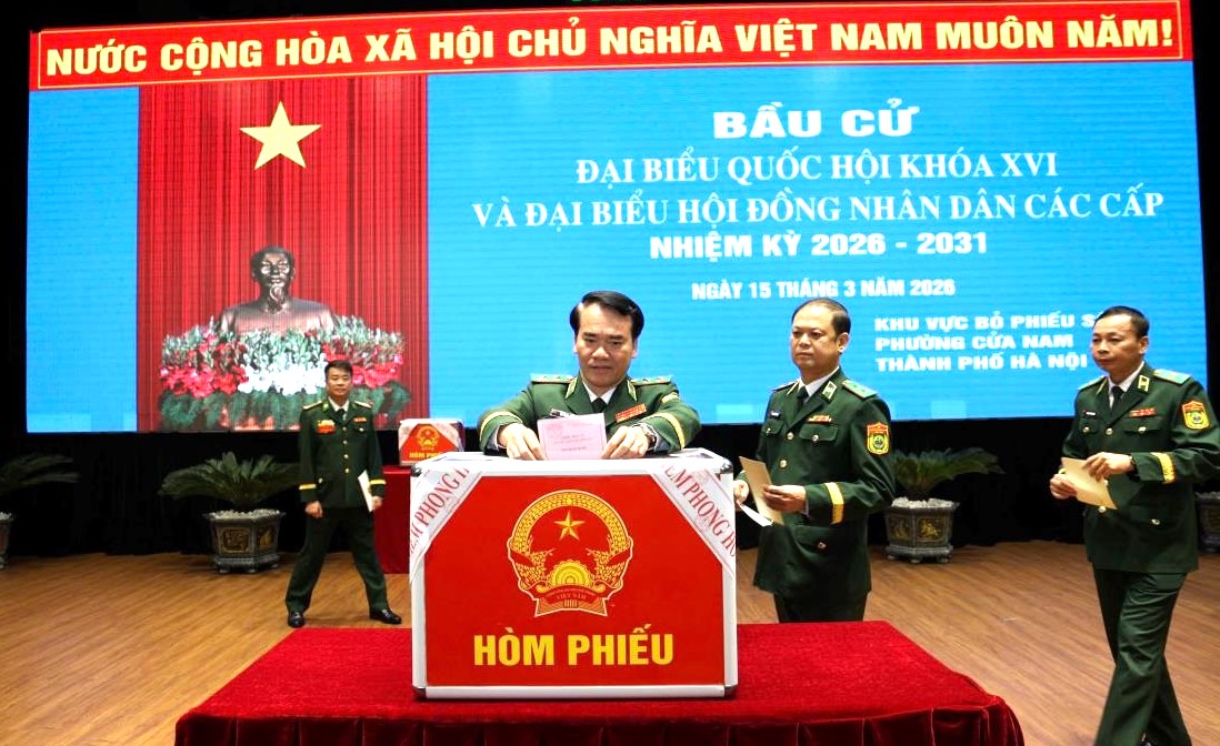 Trung tướng Vũ Trung Kiên, Ủy viên Ban Chấp hành Trung ương Đảng, Tư lệnh Bộ đội Biên phòng tham gia bỏ phiếu. Ảnh: Xuân Khoa Trung tướng Vũ Trung Kiên, Ủy viên Ban Chấp hành Trung ương Đảng, Tư lệnh Bộ đội Biên phòng tham gia bỏ phiếu. Ảnh: Xuân Khoa