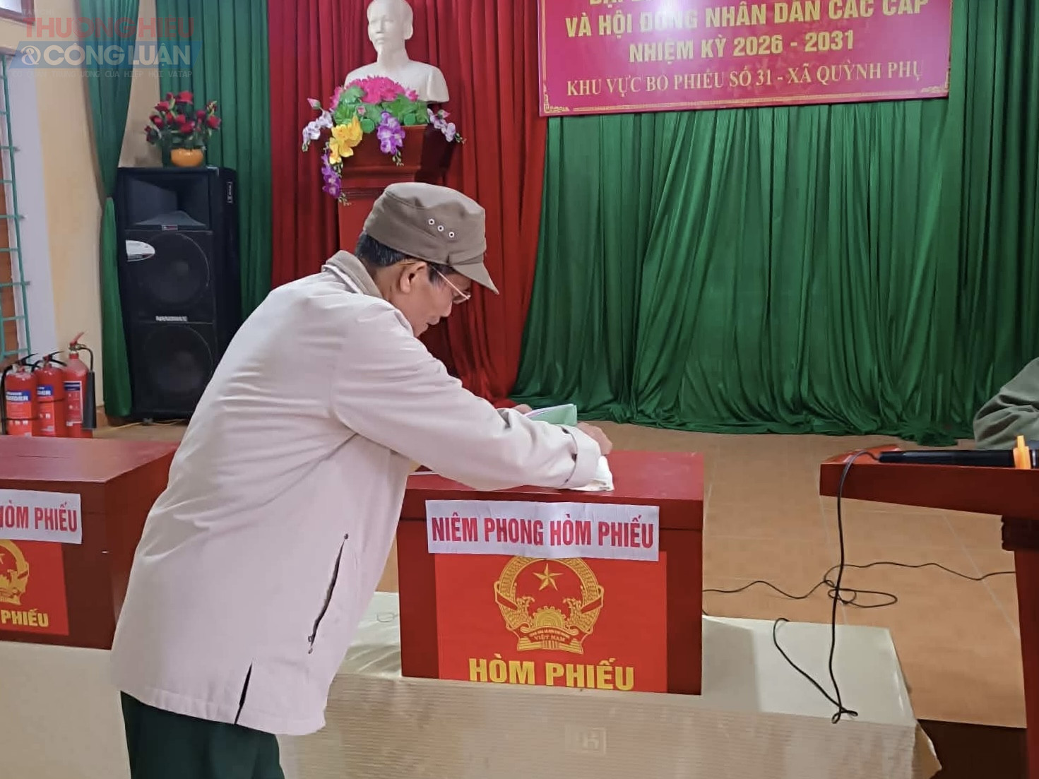 Đông đảo cử tri đã đến các điểm bỏ phiếu từ sớm, thể hiện tinh thần trách nhiệm và quyền làm chủ của Nhân dân trong việc lựa chọn những đại biểu tiêu biểu, xứng đáng đại diện cho ý chí và nguyện vọng của mình. Đông đảo cử tri đã đến các điểm bỏ phiếu từ sớm, thể hiện tinh thần trách nhiệm và quyền làm chủ của Nhân dân trong việc lựa chọn những đại biểu tiêu biểu, xứng đáng đại diện cho ý chí và nguyện vọng của mình.