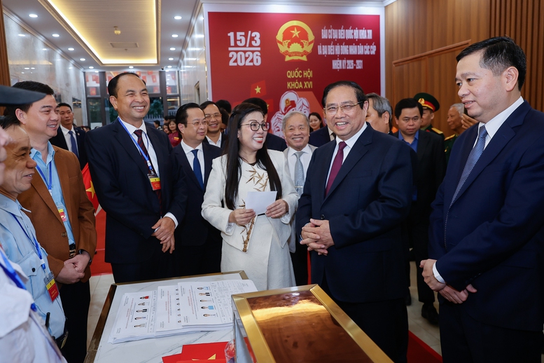 Thủ tướng Chính phủ Phạm Minh Chính và Phu nhân trò chuyện với cử tri khu vực bỏ phiếu số 21 - Ảnh: VGP/Nhật Bắc Thủ tướng Chính phủ Phạm Minh Chính và Phu nhân trò chuyện với cử tri khu vực bỏ phiếu số 21 - Ảnh: VGP/Nhật Bắc