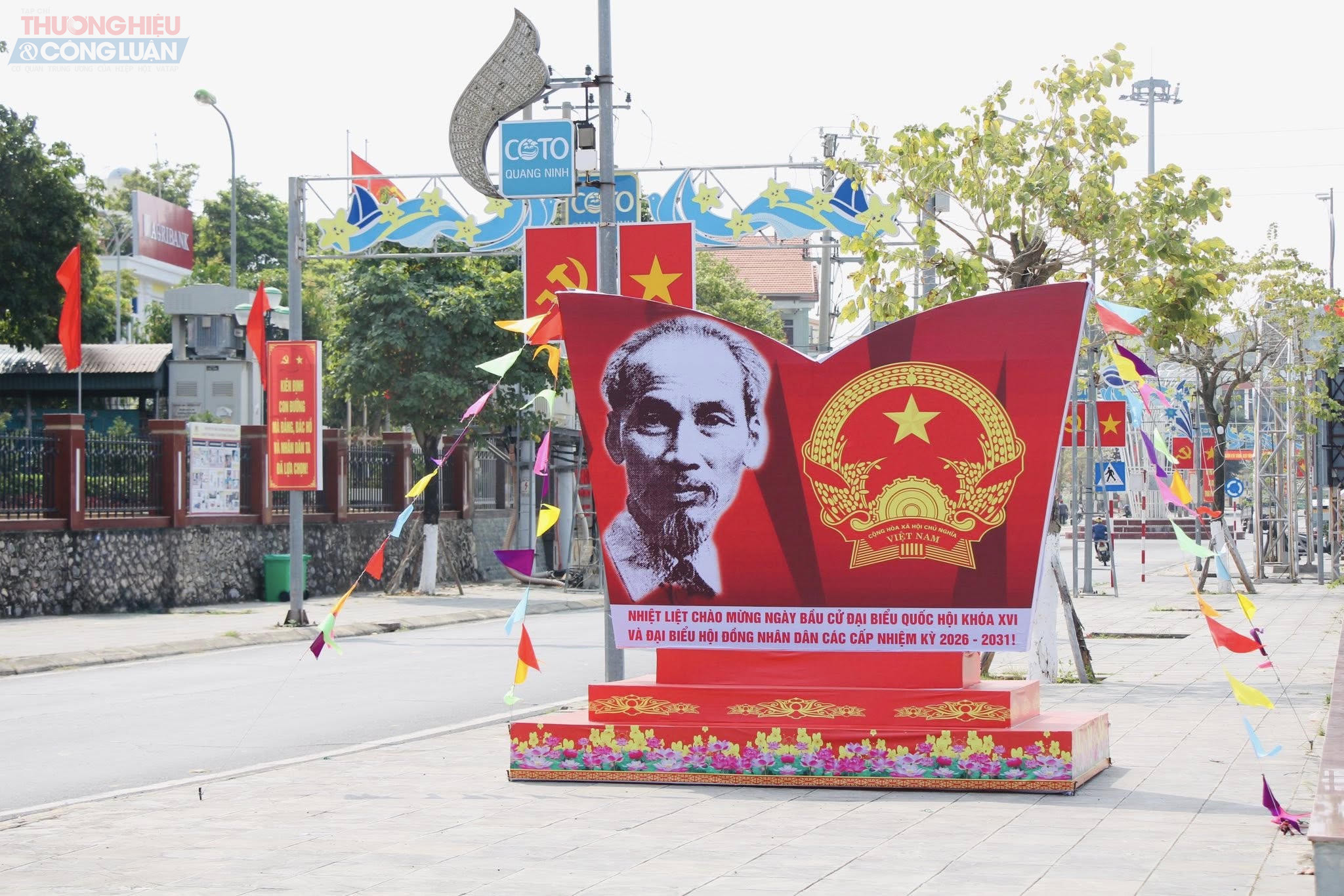 Nhờ sự chuẩn bị kỹ lưỡng của chính quyền địa phương và sự đồng thuận của người dân, không khí bầu cử tại Cô Tô diễn ra sôi nổi, trật tự và an toàn. Đây không chỉ là dịp để cử tri thực hiện quyền lựa chọn đại biểu đại diện cho ý chí, nguyện vọng của mình mà còn thể hiện tinh thần đoàn kết, trách nhiệm của cộng đồng trong việc xây dựng và phát triển địa phương. Nhờ sự chuẩn bị kỹ lưỡng của chính quyền địa phương và sự đồng thuận của người dân, không khí bầu cử tại Cô Tô diễn ra sôi nổi, trật tự và an toàn. Đây không chỉ là dịp để cử tri thực hiện quyền lựa chọn đại biểu đại diện cho ý chí, nguyện vọng của mình mà còn thể hiện tinh thần đoàn kết, trách nhiệm của cộng đồng trong việc xây dựng và phát triển địa phương.