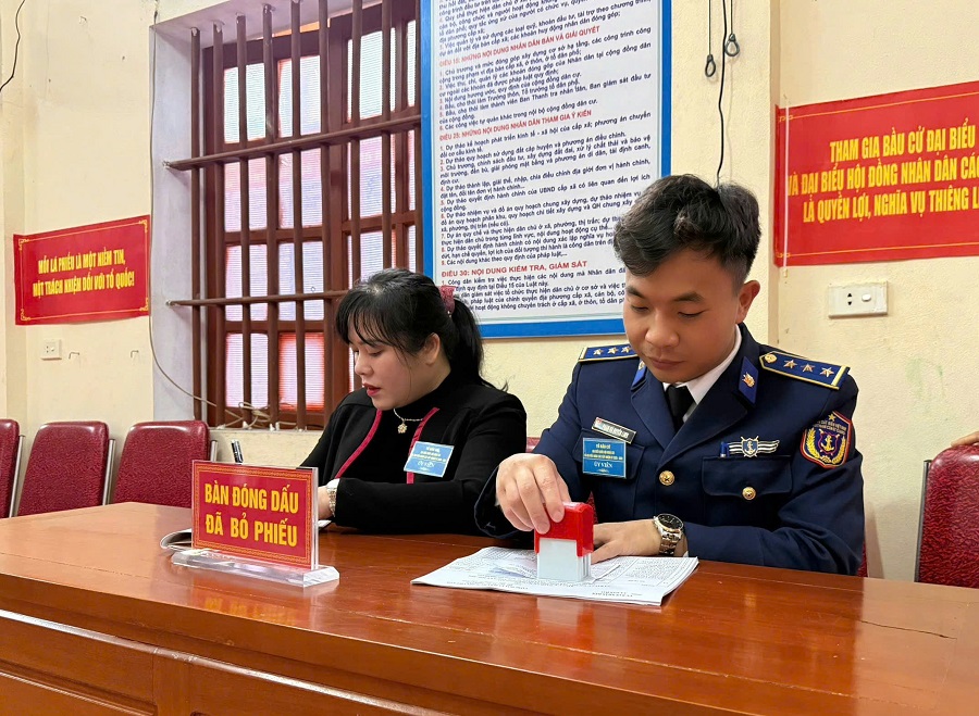 Cán bộ, chiến sĩ Hải đội 102 tích cực hỗ trợ địa phương trong ngày bầu cử