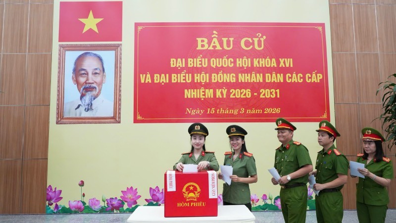 Cán bộ, chiến sĩ Công an thành phố Huế hoàn thành sớm việc bỏ phiếu