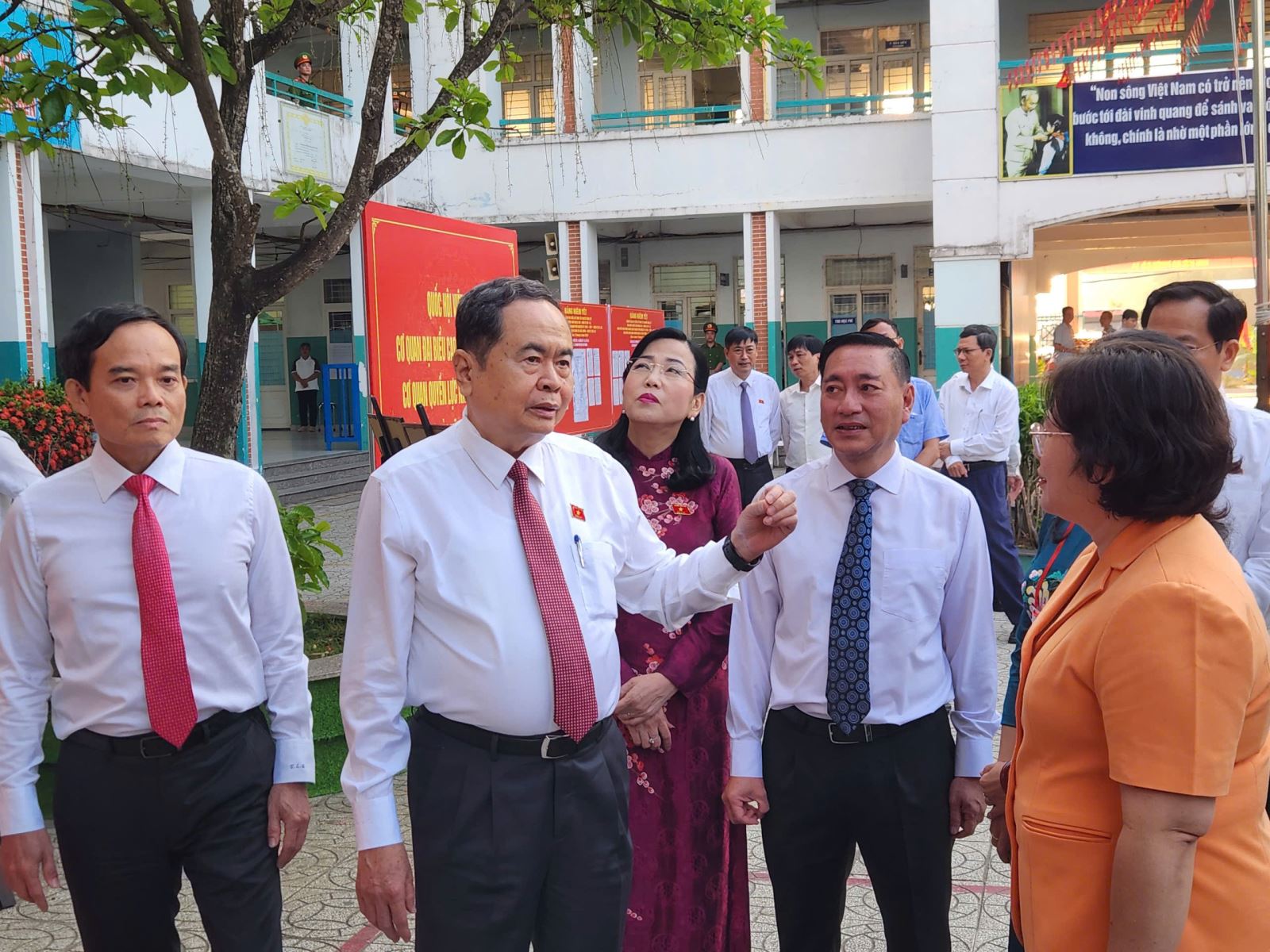 Ủy vi&ecirc;n Bộ Ch&iacute;nh trị, Chủ tịch Quốc hội Trần Thanh Mẫn v&agrave; Ủy vi&ecirc;n Bộ Ch&iacute;nh trị, B&iacute; thư Th&agrave;nh ủy TP Hồ Ch&iacute; Minh Trần Lưu Quang đ&atilde; c&oacute; mặt tại điểm bầu cử ở x&atilde; H&oacute;c M&ocirc;n