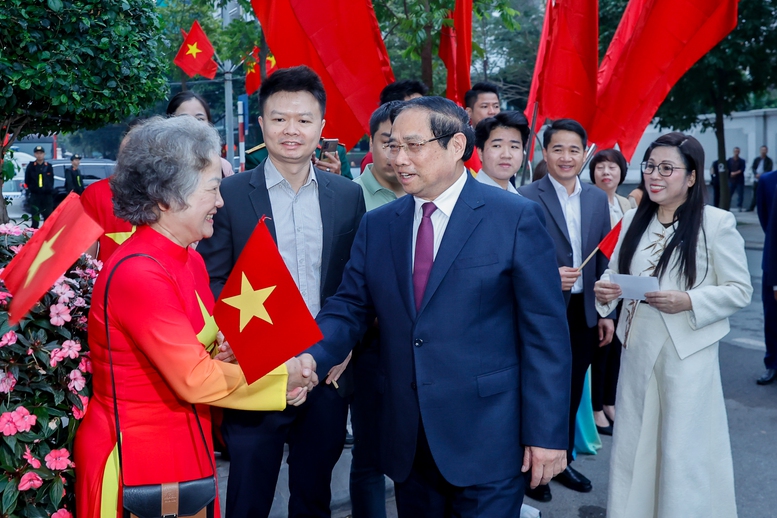 Thủ tướng Chính phủ Phạm Minh Chính và Phu nhân cùng cử tri tổ bầu cử số 21 thuộc đơn vị bầu cử số 7, phường Tây Hồ - Ảnh: VGP/Nhật Bắc Thủ tướng Chính phủ Phạm Minh Chính và Phu nhân cùng cử tri tổ bầu cử số 21 thuộc đơn vị bầu cử số 7, phường Tây Hồ - Ảnh: VGP/Nhật Bắc