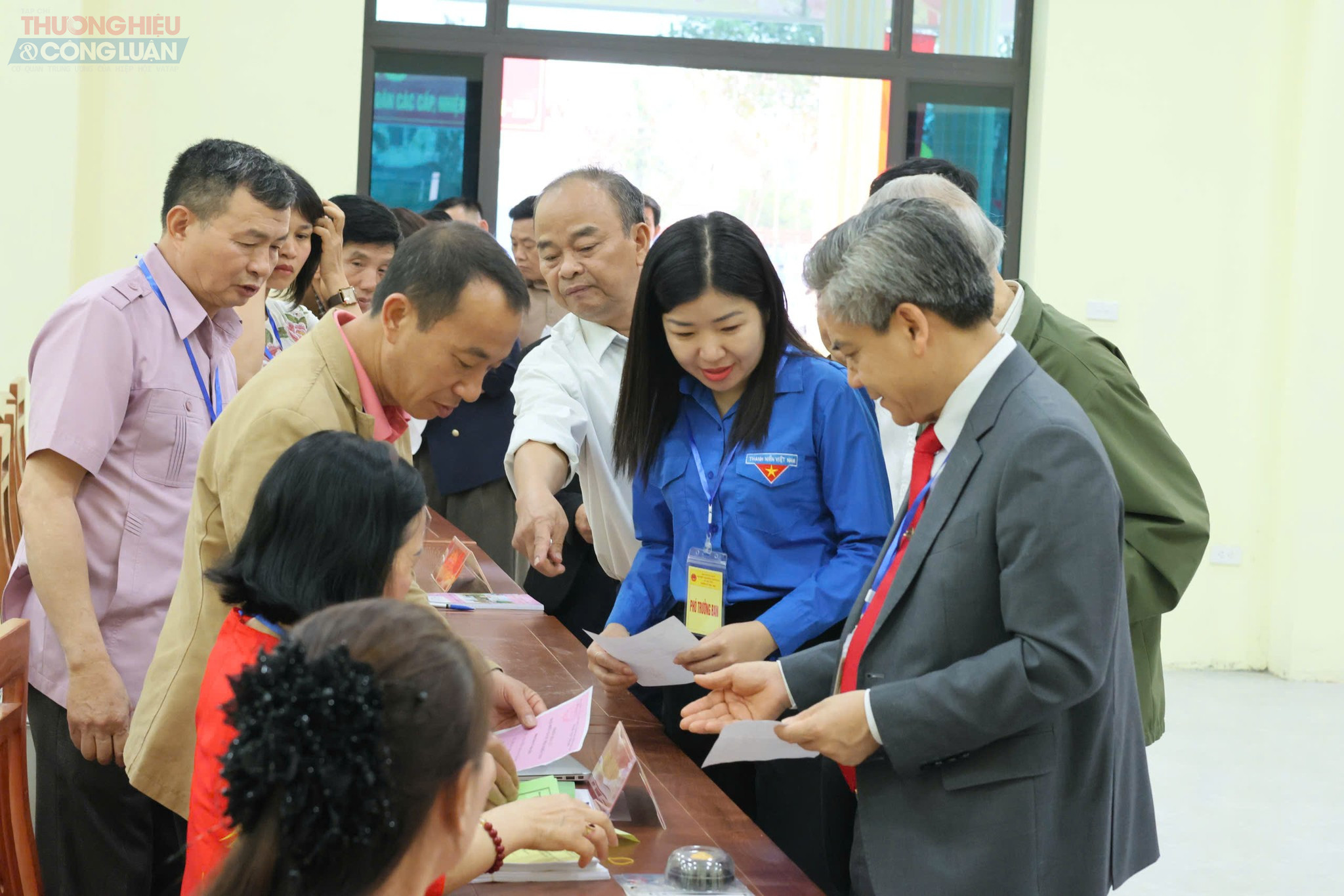 Không khí tại điểm bỏ phiếu thôn Từ Hồ diễn ra trang trọng, phấn khởi; cử tri tham gia đông đủ, thể hiện niềm tin và kỳ vọng vào thành công của cuộc bầu cử. Không khí tại điểm bỏ phiếu thôn Từ Hồ diễn ra trang trọng, phấn khởi; cử tri tham gia đông đủ, thể hiện niềm tin và kỳ vọng vào thành công của cuộc bầu cử.