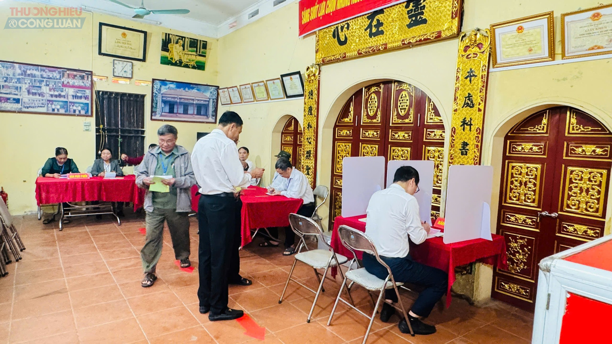 Đông đảo cử tri thôn Khóa Nhu 2 đã có mặt từ sớm, phấn khởi tham gia bầu cử với tinh thần dân chủ, trách nhiệm. Đông đảo cử tri thôn Khóa Nhu 2 đã có mặt từ sớm, phấn khởi tham gia bầu cử với tinh thần dân chủ, trách nhiệm.