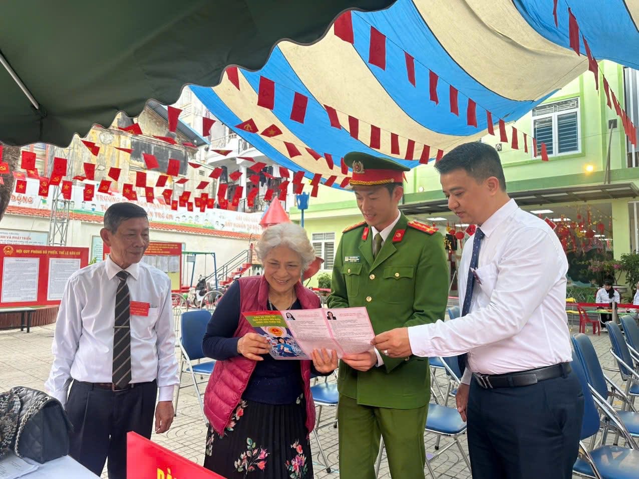 Hải Phòng: Tính đến 17 giờ ngày 15/3, tỷ lệ cử tri đi bỏ phiếu đạt hơn 97.87%