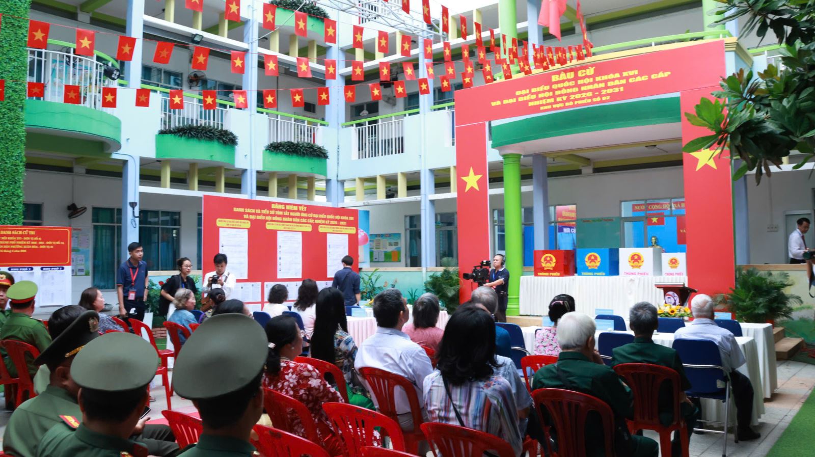 Tại khu vực bỏ phiếu số 2 (Trường Mầm non Tuổi thơ 7) phường Xu&acirc;n Ho&agrave; c&oacute; &ocirc;ng Nguyễn Tấn Dũng, nguy&ecirc;n Ủy vi&ecirc;n Bộ Ch&iacute;nh trị, nguy&ecirc;n Thủ tướng Ch&iacute;nh phủ v&agrave; &ocirc;ng Nguyễn Văn Được, Ủy vi&ecirc;n Trung ương Đảng, Ph&oacute; B&iacute; thư Th&agrave;nh ủy, Chủ tịch UBND Th&agrave;nh phố tham dự