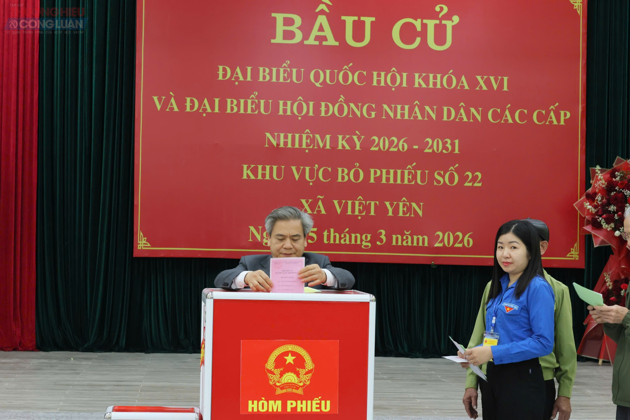 Sau lễ khai mạc, đồng chí Chủ tịch UBND xã đã tham gia bỏ phiếu theo đúng trình tự, thể hiện tinh thần trách nhiệm, gương mẫu của người cán bộ, đảng viên. Đồng chí đồng thời động viên Tổ bầu cử tiếp tục thực hiện tốt nhiệm vụ, tạo điều kiện thuận lợi để cử tri tham gia bầu cử dân chủ, an toàn, đúng luật. Sau lễ khai mạc, đồng chí Chủ tịch UBND xã đã tham gia bỏ phiếu theo đúng trình tự, thể hiện tinh thần trách nhiệm, gương mẫu của người cán bộ, đảng viên. Đồng chí đồng thời động viên Tổ bầu cử tiếp tục thực hiện tốt nhiệm vụ, tạo điều kiện thuận lợi để cử tri tham gia bầu cử dân chủ, an toàn, đúng luật.