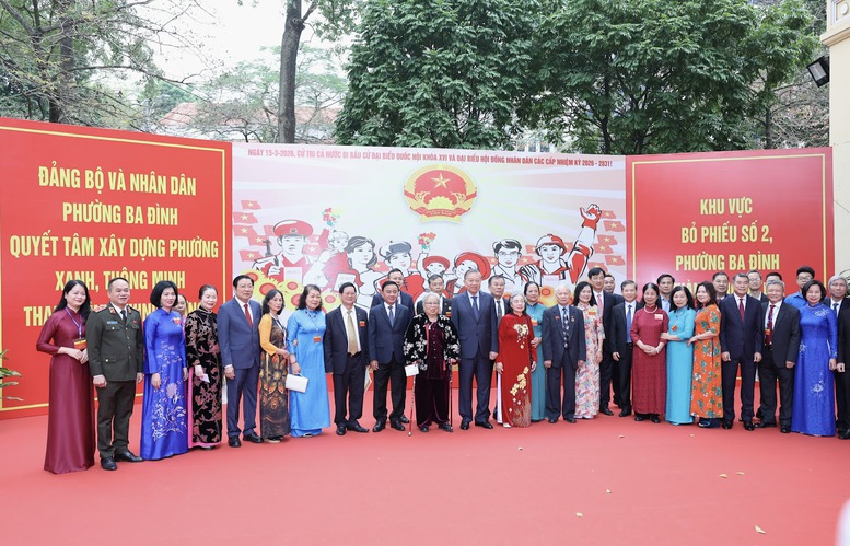 Tổng B&iacute; thư T&ocirc; L&acirc;m, c&ugrave;ng c&aacute;c đại biểu v&agrave; cử tri tại Khu vực bỏ phiếu số 02, phường Ba Đ&igrave;nh, th&agrave;nh phố H&agrave; Nội - Ảnh: VGP/Nhật Bắc