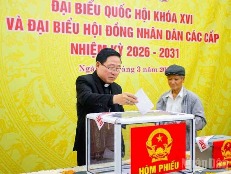 Giám mục Đặng Văn Cầu bỏ lá phiếu bầu cử. Giám mục Đặng Văn Cầu bỏ lá phiếu bầu cử.