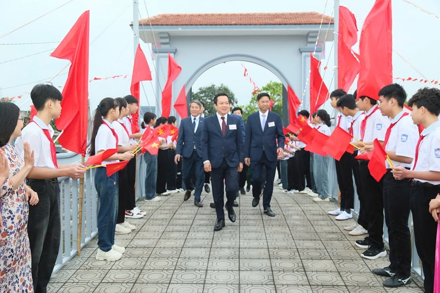 Chủ tịch UBND tỉnh cùng các đồng chí lãnh đạo sở, ngành, địa phương tới dự khai mạc bầu cử tại Khu vực bỏ phiếu số 16, xã Quỳnh Phụ. Chủ tịch UBND tỉnh cùng các đồng chí lãnh đạo sở, ngành, địa phương tới dự khai mạc bầu cử tại Khu vực bỏ phiếu số 16, xã Quỳnh Phụ.