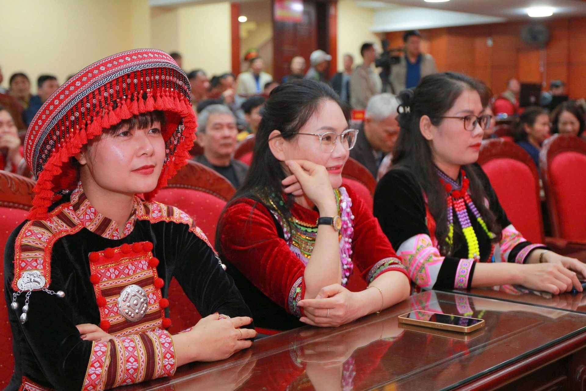 Những h&igrave;nh ảnh giản dị nhưng đầy &yacute; nghĩa trong ng&agrave;y bầu cử đ&atilde; khắc họa r&otilde; n&eacute;t tinh thần tr&aacute;ch nhiệm, niềm tin v&agrave; kh&aacute;t vọng của cử tri Th&aacute;i Nguy&ecirc;n. Từ người cao tuổi từng chứng kiến những dấu mốc lịch sử đến thế hệ trẻ h&ocirc;m nay, tất cả đều chung một niềm tin gửi gắm v&agrave;o l&aacute; phiếu niềm tin v&agrave;o tương lai ph&aacute;t triển của qu&ecirc; hương v&agrave; đất nước.