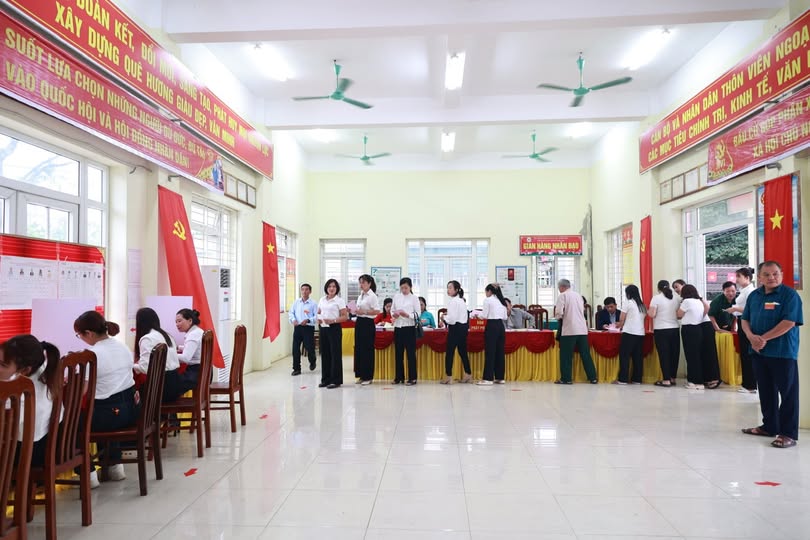 Cử tri xã Ứng Thiên xếp hàng trật tự thực hiện các bước nhận phiếu và bỏ phiếu tại khu vực bầu cử trong Ngày bầu cử 15/3/2026. Cử tri xã Ứng Thiên xếp hàng trật tự thực hiện các bước nhận phiếu và bỏ phiếu tại khu vực bầu cử trong Ngày bầu cử 15/3/2026.