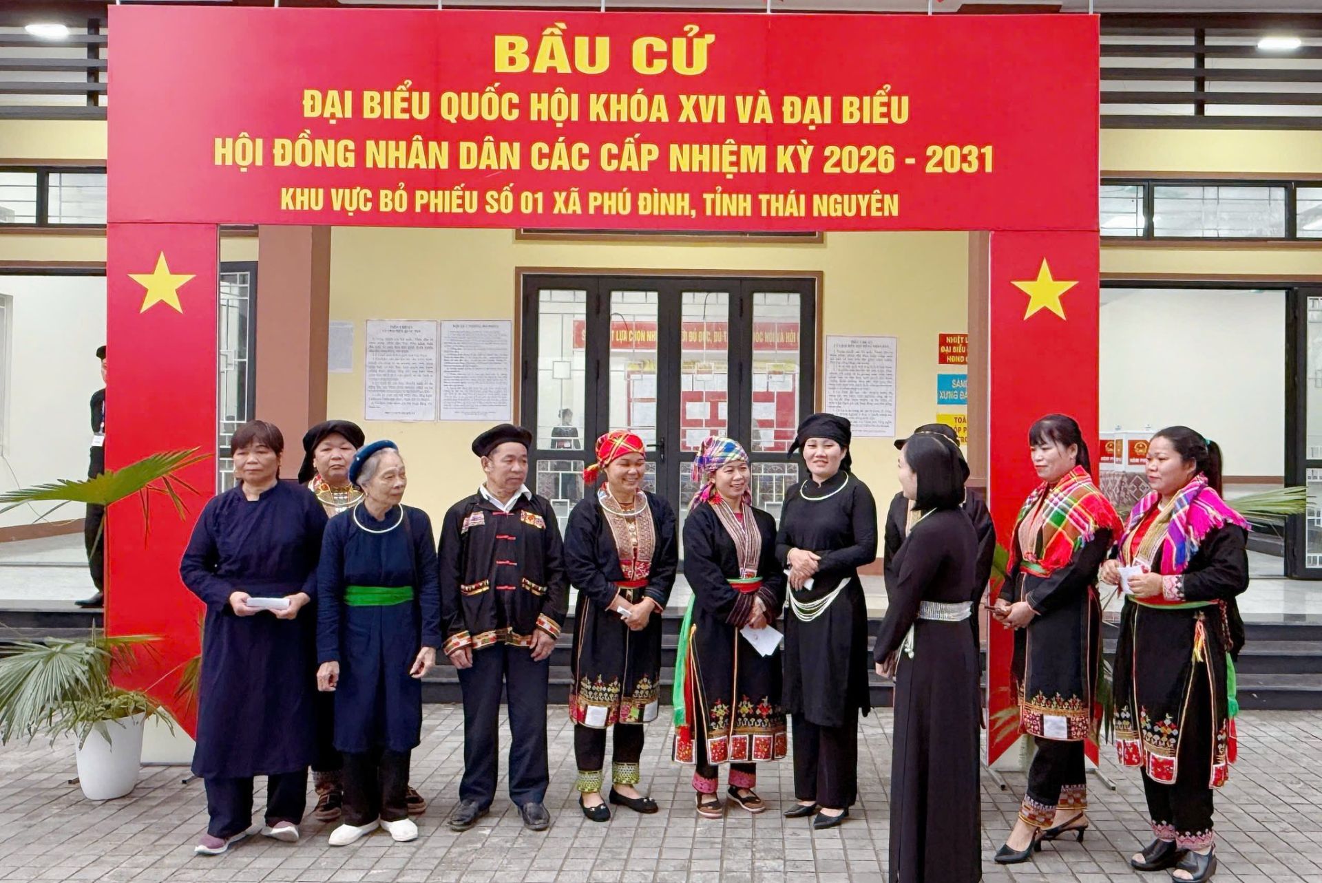 Đồng b&agrave;o c&aacute;c d&acirc;n tộc tại x&atilde; Ph&uacute; Đ&igrave;nh (Th&aacute;i Nguy&ecirc;n) tập trung trước khu vực bỏ phiếu, sẵn s&agrave;ng thực hiện quyền v&agrave; nghĩa vụ c&ocirc;ng d&acirc;n trong cuộc bầu cử đại biểu Quốc hội kh&oacute;a XVI v&agrave; đại biểu HĐND c&aacute;c cấp nhiệm kỳ 2026&ndash;2031.