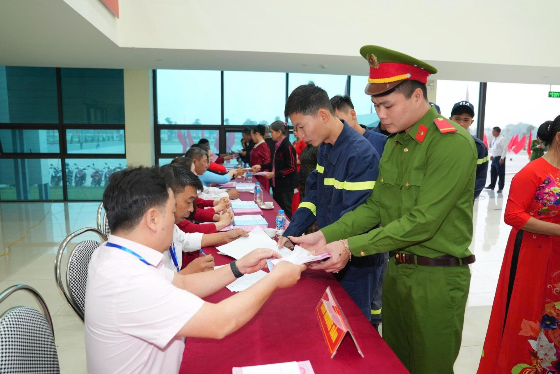 Cử tri đến l&agrave;m thủ tục nhận phiếu bầu tại khu vực bỏ phiếu, c&ocirc;ng t&aacute;c tổ chức được thực hiện nghi&ecirc;m t&uacute;c, đ&uacute;ng quy tr&igrave;nh theo quy định của ph&aacute;p luật.