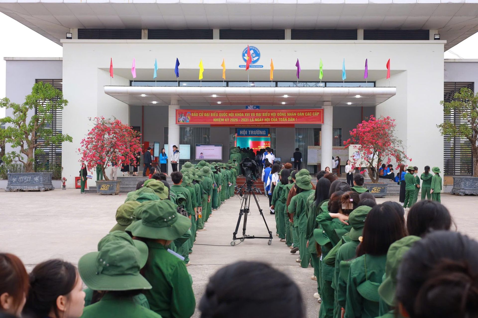 Ngay từ s&aacute;ng sớm ng&agrave;y bầu cử 15/3, h&agrave;ng d&agrave;i cử tri l&agrave; đo&agrave;n vi&ecirc;n, sinh vi&ecirc;n tại Trường Đại học Khoa học (Đại học Th&aacute;i Nguy&ecirc;n) xếp h&agrave;ng trật tự tại khu vực bỏ phiếu, chờ đến lượt thực hiện quyền bầu cử.