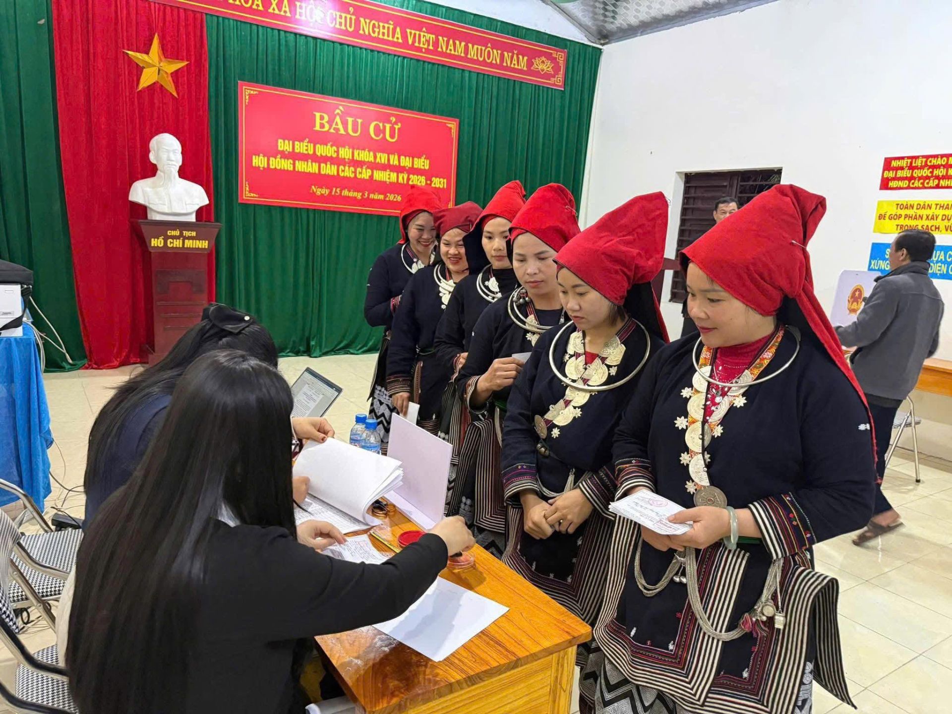 Đồng b&agrave;o d&acirc;n tộc thiểu số tại khu vực miền n&uacute;i của tỉnh Th&aacute;i Nguy&ecirc;n tham gia bầu cử trong trang phục truyền thống, thể hiện tinh thần đo&agrave;n kết v&agrave; tr&aacute;ch nhiệm c&ocirc;ng d&acirc;n.