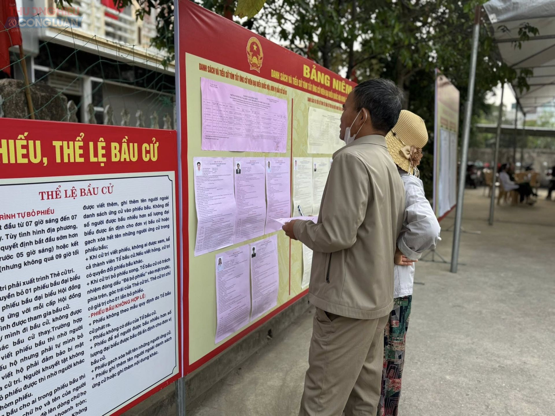 Cử tri Tổ dân phố Bình Minh nghiên cứu danh sách ứng cử viên đại biểu HĐND các cấp trước khi bỏ phiếu. Cử tri Tổ dân phố Bình Minh nghiên cứu danh sách ứng cử viên đại biểu HĐND các cấp trước khi bỏ phiếu.