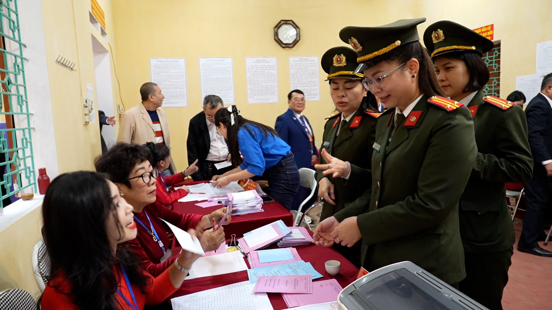 Lực lượng vũ trang tham gia bầu cử tại khu vực bỏ phiếu, thể hiện tinh thần tr&aacute;ch nhiệm v&agrave; gương mẫu của c&aacute;n bộ, chiến sĩ đối với sự kiện ch&iacute;nh trị trọng đại.