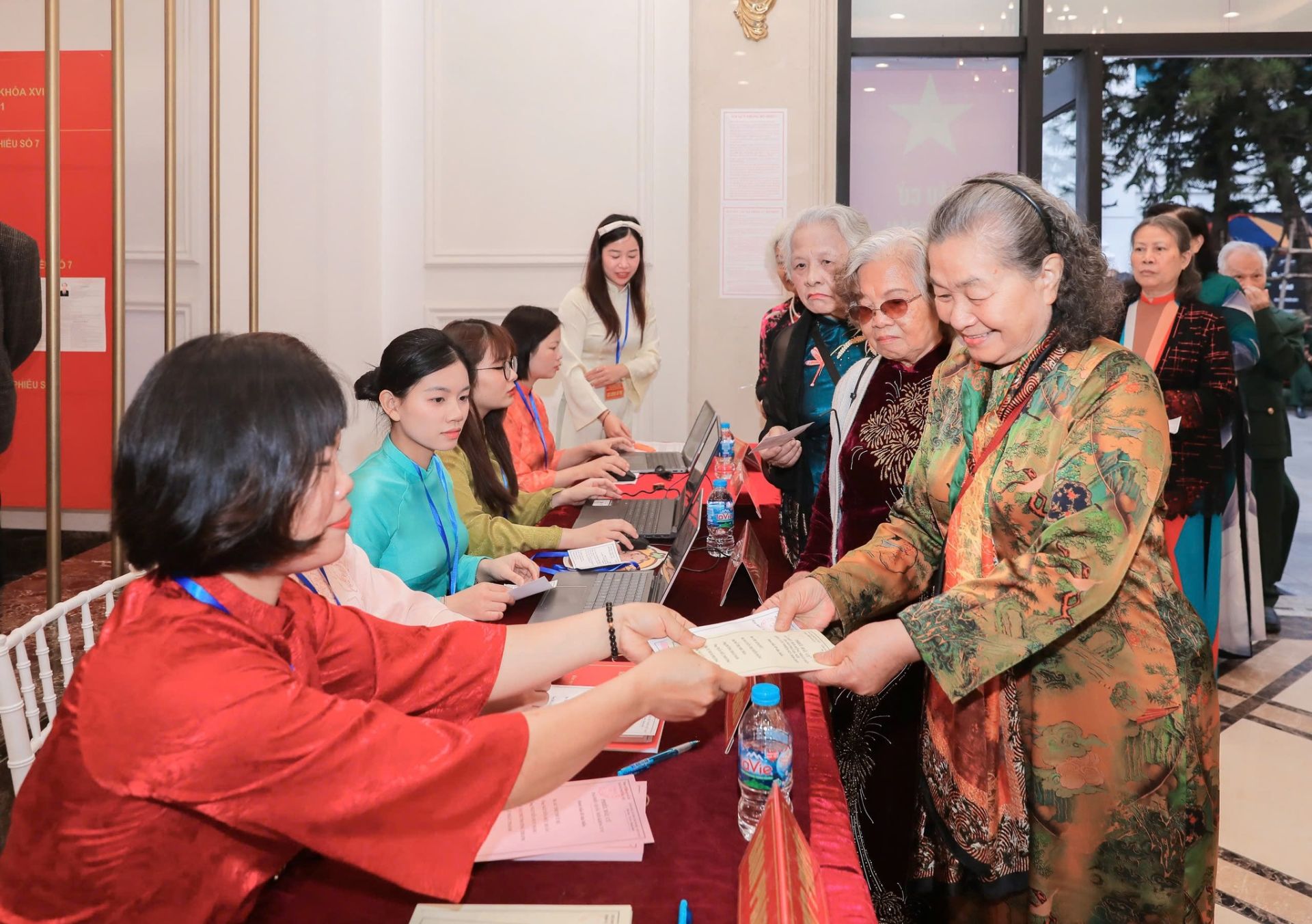 Cử tri phường Phúc Lợi làm thủ tục nhận phiếu bầu tại khu vực bỏ phiếu trong không khí phấn khởi của Ngày hội toàn dân. Cử tri phường Phúc Lợi làm thủ tục nhận phiếu bầu tại khu vực bỏ phiếu trong không khí phấn khởi của Ngày hội toàn dân.