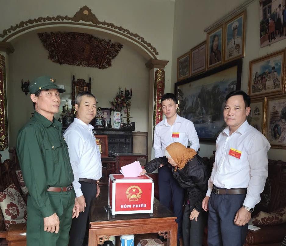 Tổ bầu cử thôn Phú Lương Thượng mang hòm phiếu phụ đến nhà để cử tri Nguyễn Thị Cử (104 tuổi) thực hiện quyền bầu cử. Tổ bầu cử thôn Phú Lương Thượng mang hòm phiếu phụ đến nhà để cử tri Nguyễn Thị Cử (104 tuổi) thực hiện quyền bầu cử.