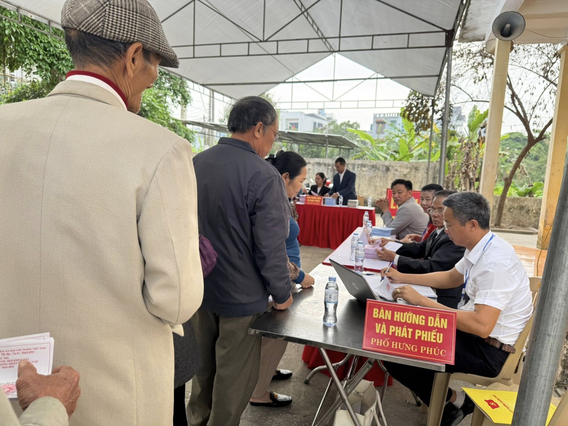 Ngay từ sáng sớm nhiều cử tri đã có mặt tại Nhà văn hóa để tham gia bỏ phiếu. Ngay từ sáng sớm nhiều cử tri đã có mặt tại Nhà văn hóa để tham gia bỏ phiếu.