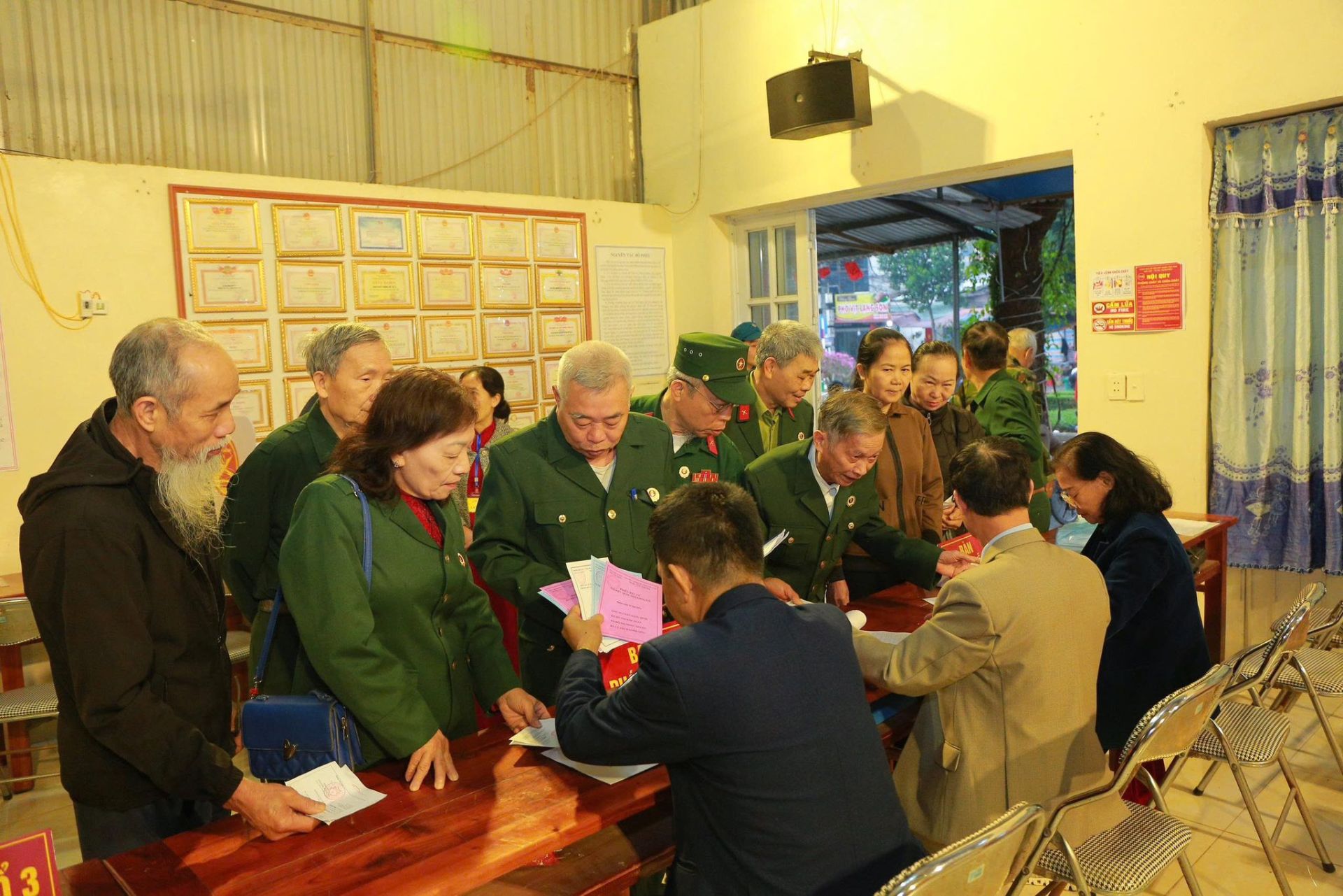 C&aacute;c cử tri, trong đ&oacute; c&oacute; nhiều cựu chiến binh, nghi&ecirc;n cứu danh s&aacute;ch v&agrave; nhận phiếu bầu tại điểm bầu cử, gửi gắm niềm tin v&agrave;o những đại biểu sẽ đại diện cho tiếng n&oacute;i của nh&acirc;n d&acirc;n.