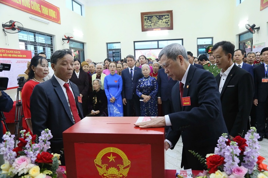 Tổ bầu cử tiến hành kiểm tra, niêm phong hòm phiếu. Tổ bầu cử tiến hành kiểm tra, niêm phong hòm phiếu.