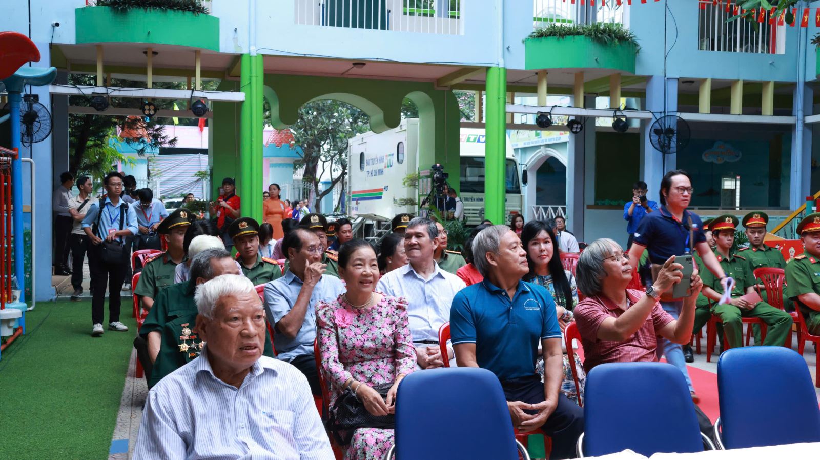 Từ s&aacute;ng sớm, đ&atilde; c&oacute; kh&aacute; đ&ocirc;ng cử tri đến tham dự lễ khai mạc