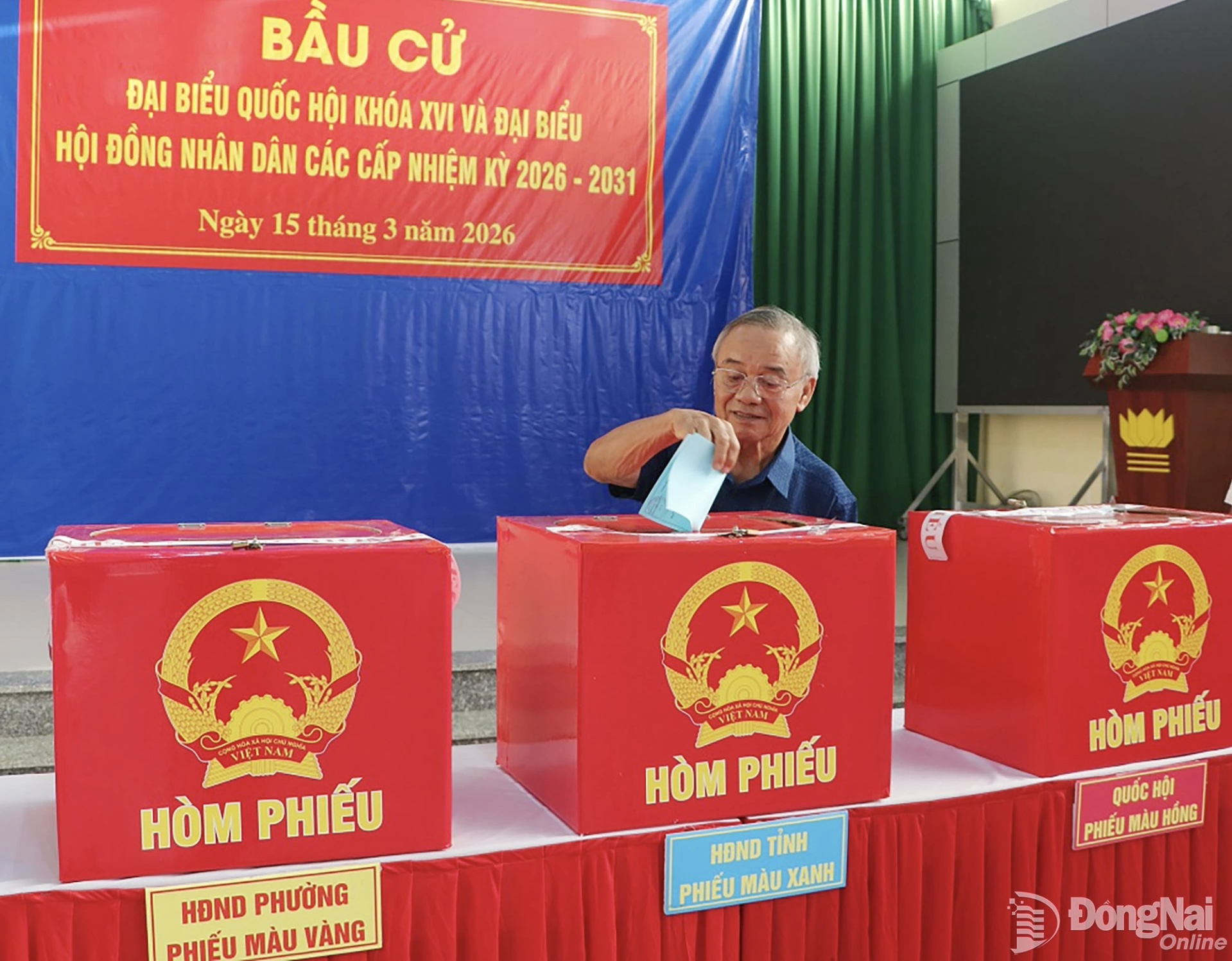 Cử tri đầu tiên thực hiện bỏ phiếu tại khu vực bỏ phiếu số 3, Đơn vị bầu cử số 1, phường Long Khánh. (Ảnh: Phạm Tùng) Cử tri đầu tiên thực hiện bỏ phiếu tại khu vực bỏ phiếu số 3, Đơn vị bầu cử số 1, phường Long Khánh. (Ảnh: Phạm Tùng)